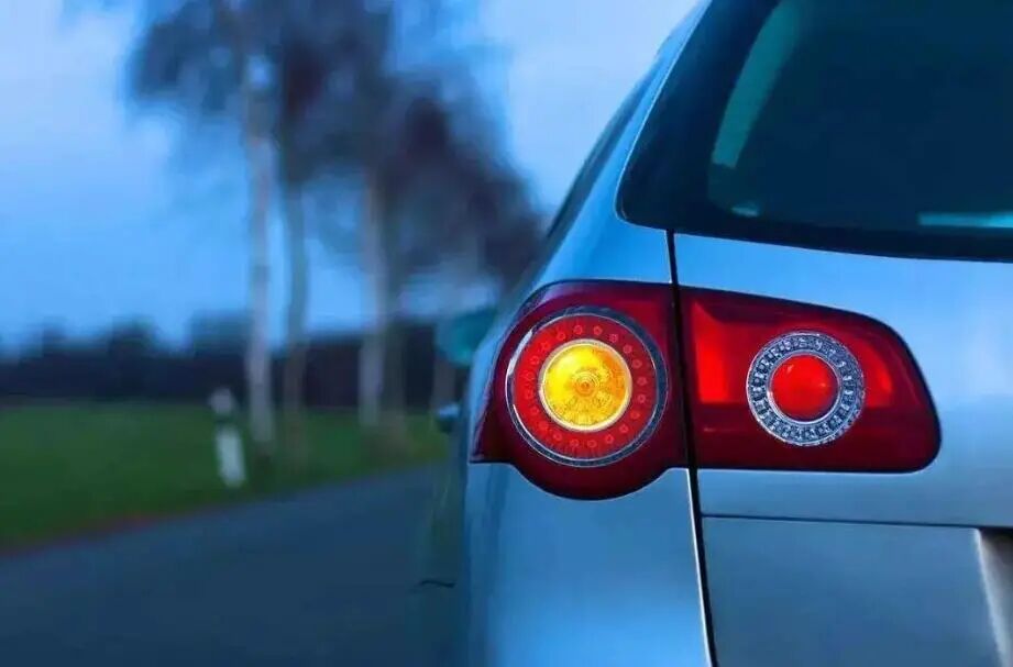 “转向灯”这样操作将被罚300元扣1分？加塞党最需注意！