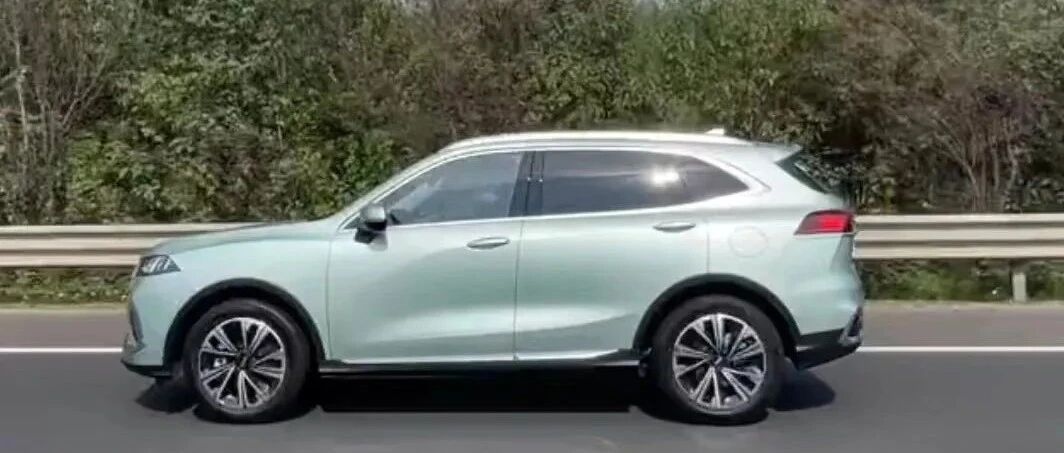 售价区间16-18万，40km/h以下纯电驱动，油耗4.9L，买吗？