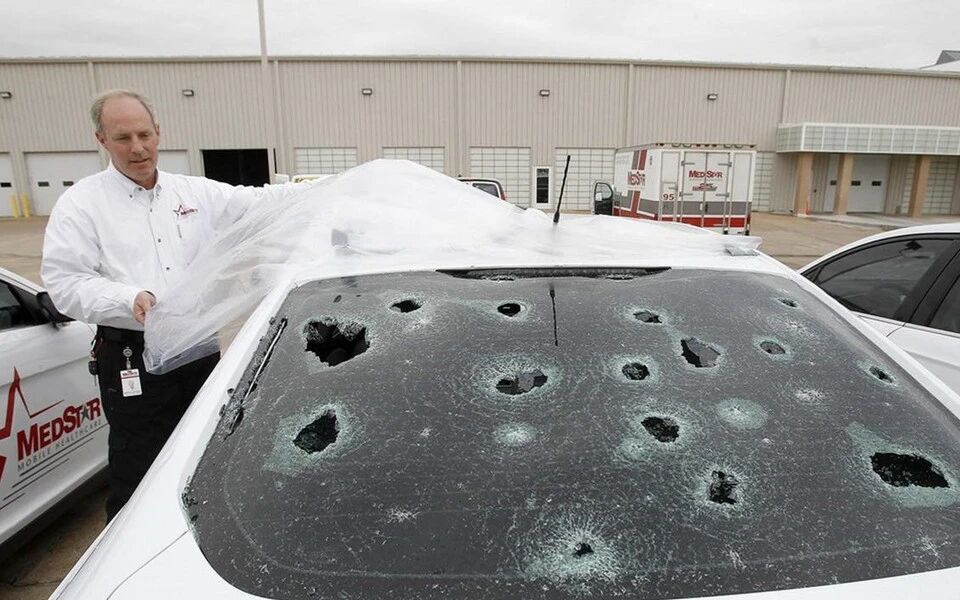 开车在外正好遇上冰雹?别慌！这样做就不会被“砸碎”了！