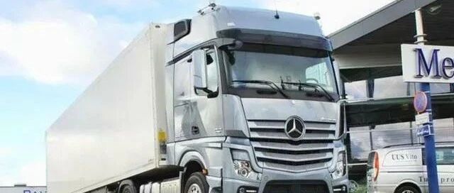 早报|吉利和奔驰合作搞事情；重庆惊现“楼顶驾校”；两骑手互殴对方坐骑