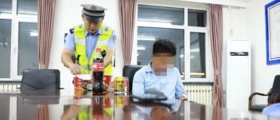 早报|穿囚服骑车两男子被拘；14岁男孩独自驾车700公里；特斯拉出现漏洞