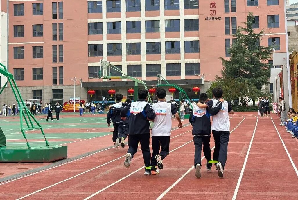 赛道聚焦！成功学校田径运动会项目精彩瞬间，热血燃全场