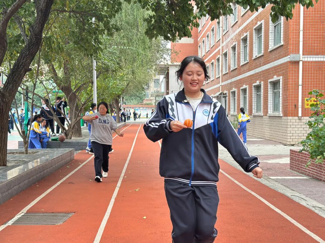 赛道聚焦！成功学校田径运动会项目精彩瞬间，热血燃全场