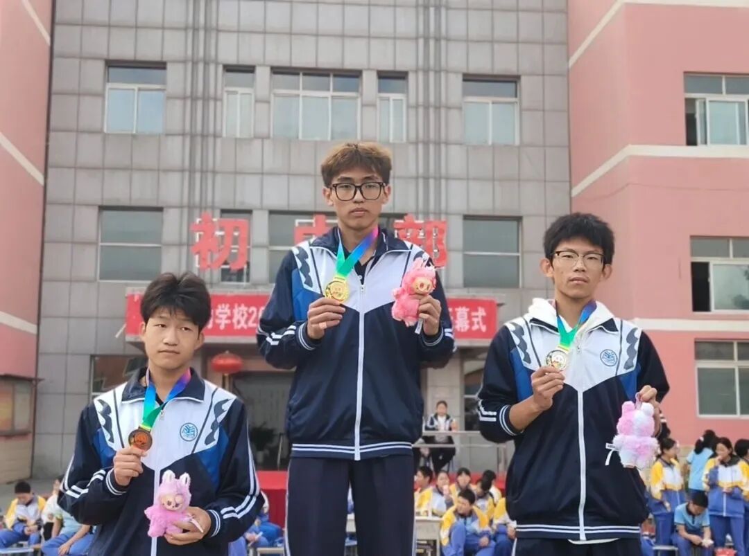 赛道聚焦！成功学校田径运动会项目精彩瞬间，热血燃全场