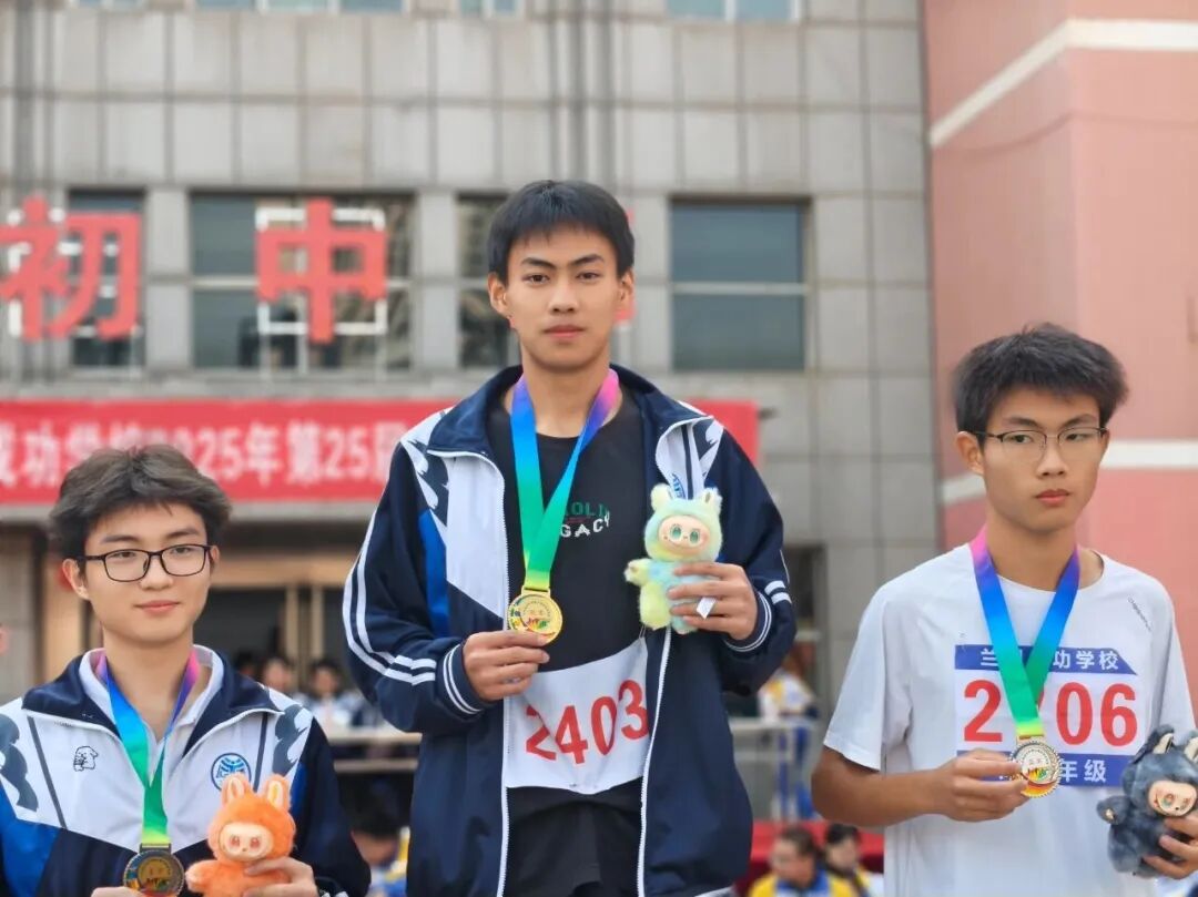 赛道聚焦！成功学校田径运动会项目精彩瞬间，热血燃全场