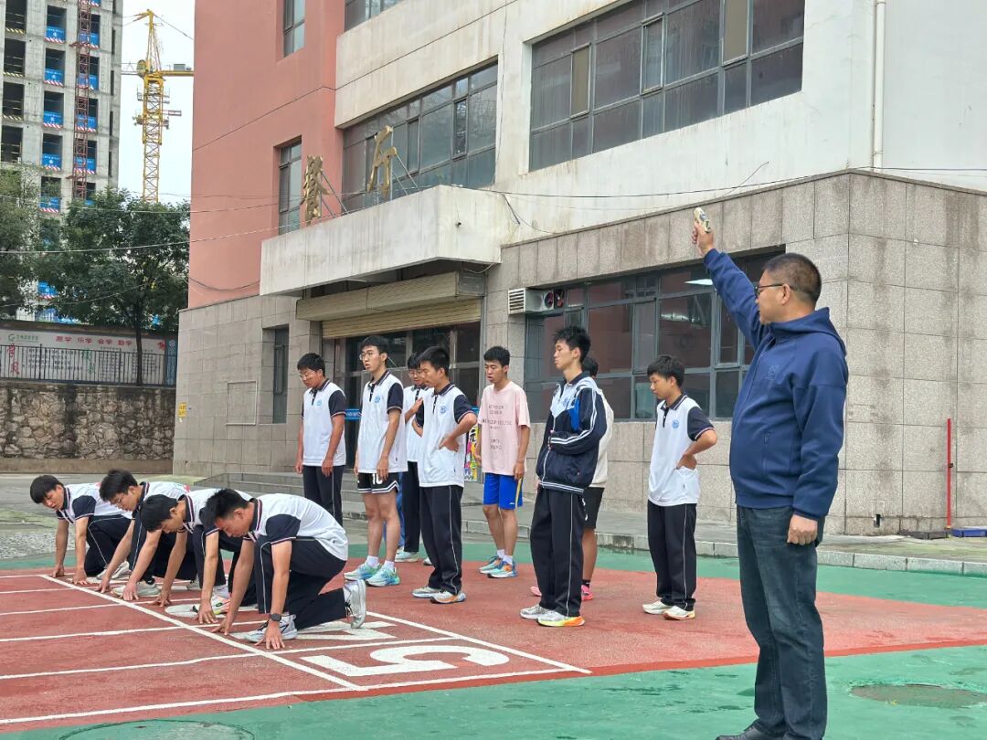 赛道聚焦！成功学校田径运动会项目精彩瞬间，热血燃全场