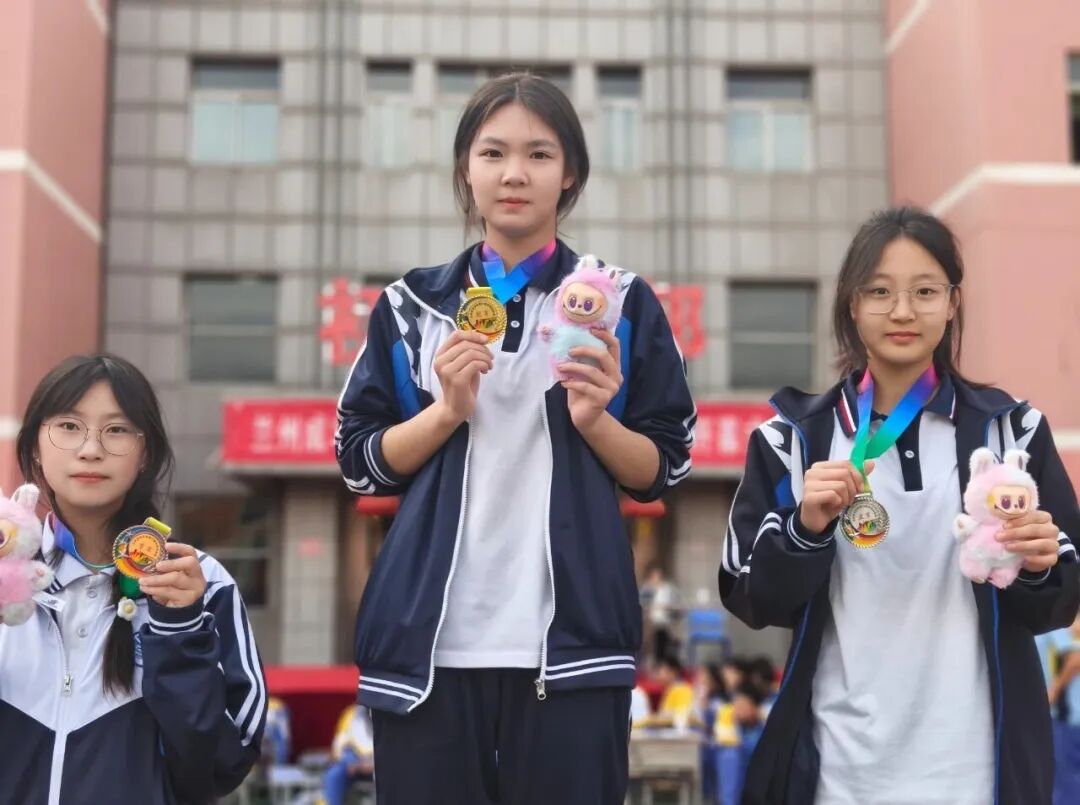 赛道聚焦！成功学校田径运动会项目精彩瞬间，热血燃全场