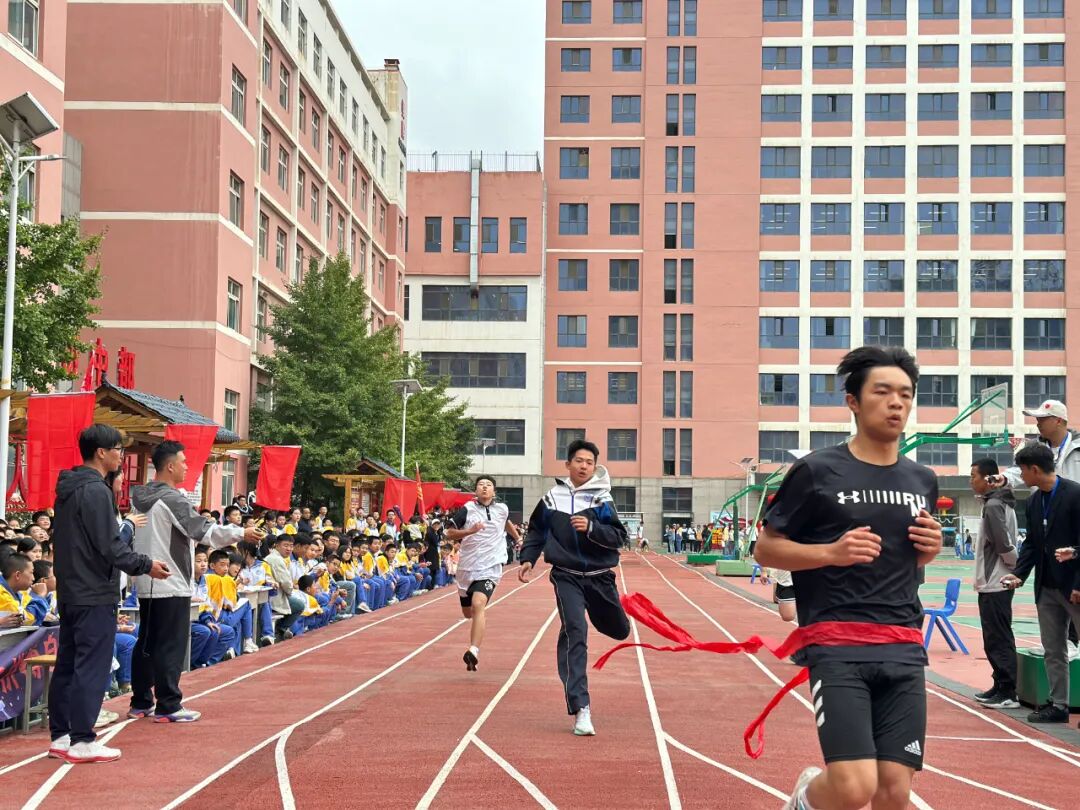 赛道聚焦！成功学校田径运动会项目精彩瞬间，热血燃全场