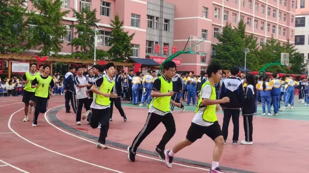 赛道聚焦！成功学校田径运动会项目精彩瞬间，热血燃全场