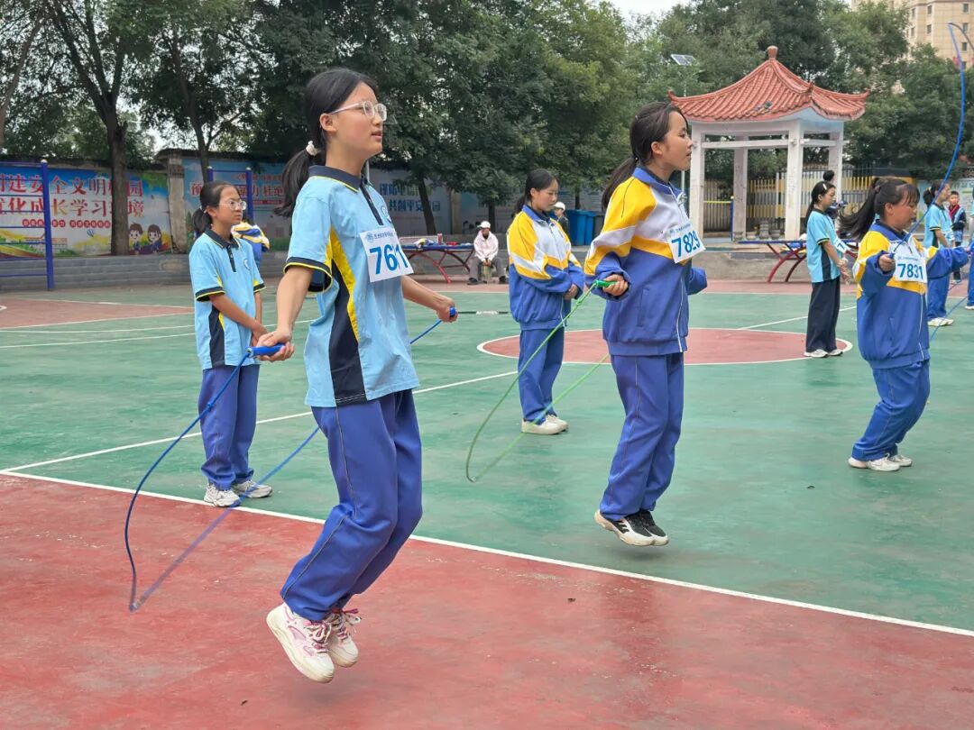 赛道聚焦！成功学校田径运动会项目精彩瞬间，热血燃全场