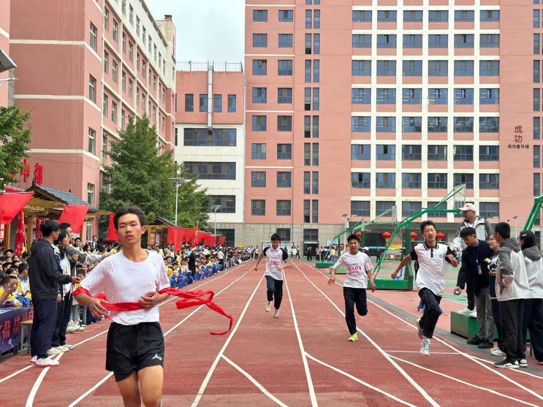 赛道聚焦！成功学校田径运动会项目精彩瞬间，热血燃全场