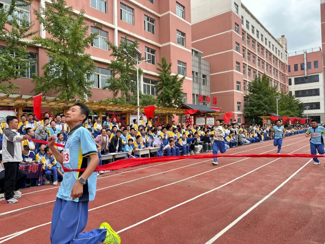 赛道聚焦！成功学校田径运动会项目精彩瞬间，热血燃全场