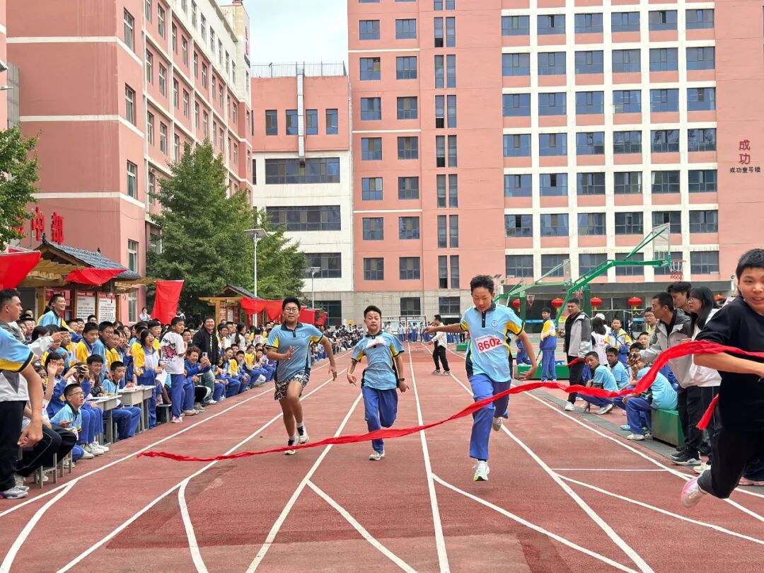 赛道聚焦！成功学校田径运动会项目精彩瞬间，热血燃全场