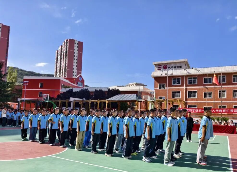 墨染青春，梦启新程——新初一年级入学教育训练汇报表演纪实