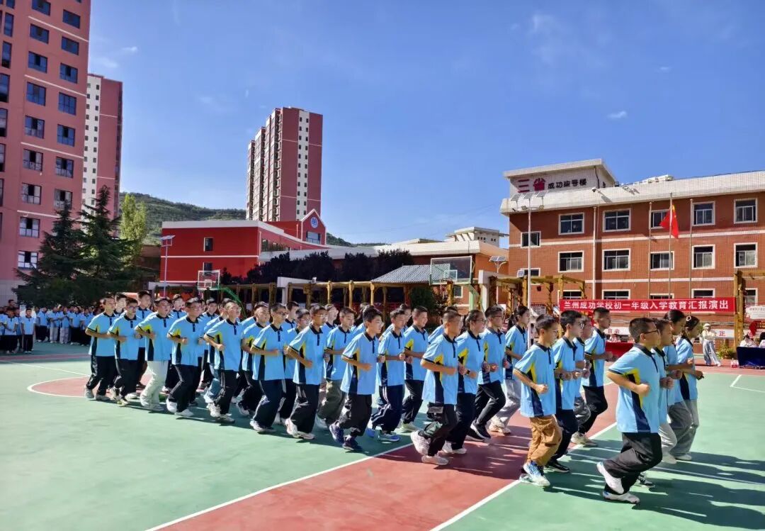 墨染青春，梦启新程——新初一年级入学教育训练汇报表演纪实