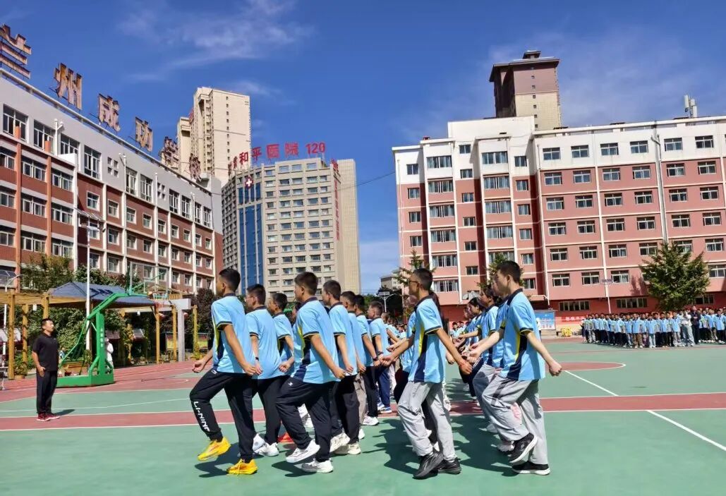 墨染青春，梦启新程——新初一年级入学教育训练汇报表演纪实