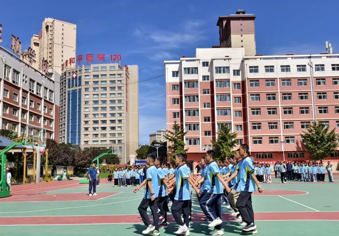 墨染青春，梦启新程——新初一年级入学教育训练汇报表演纪实