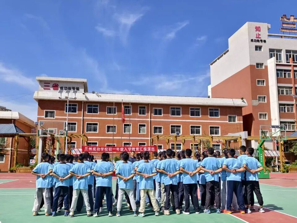 墨染青春，梦启新程——新初一年级入学教育训练汇报表演纪实