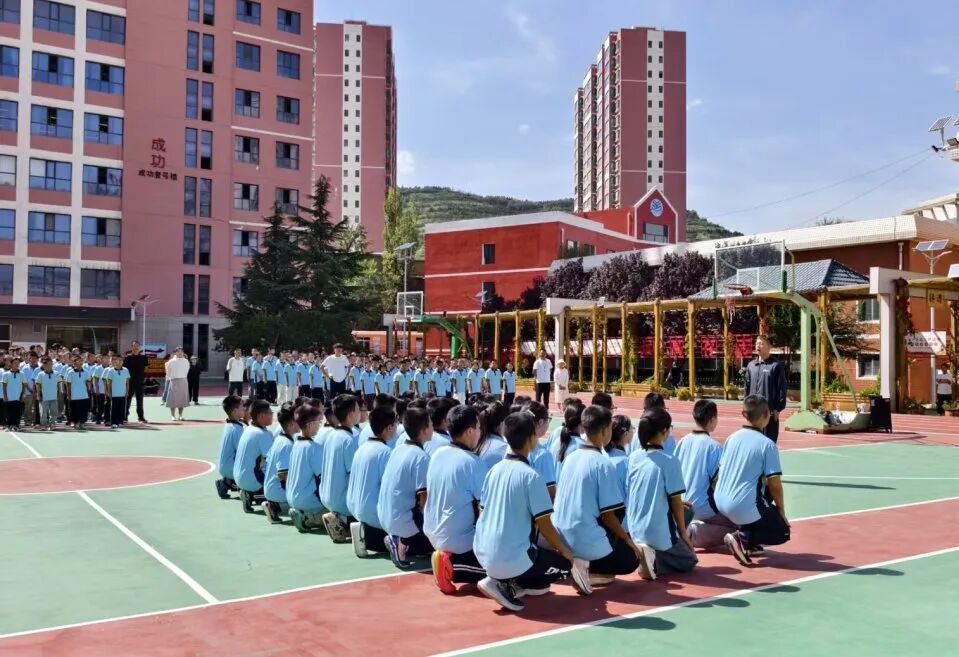 墨染青春，梦启新程——新初一年级入学教育训练汇报表演纪实