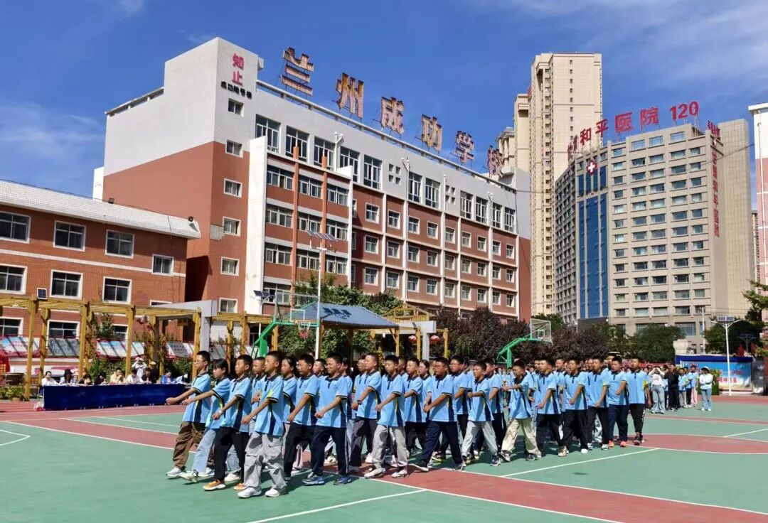 墨染青春，梦启新程——新初一年级入学教育训练汇报表演纪实