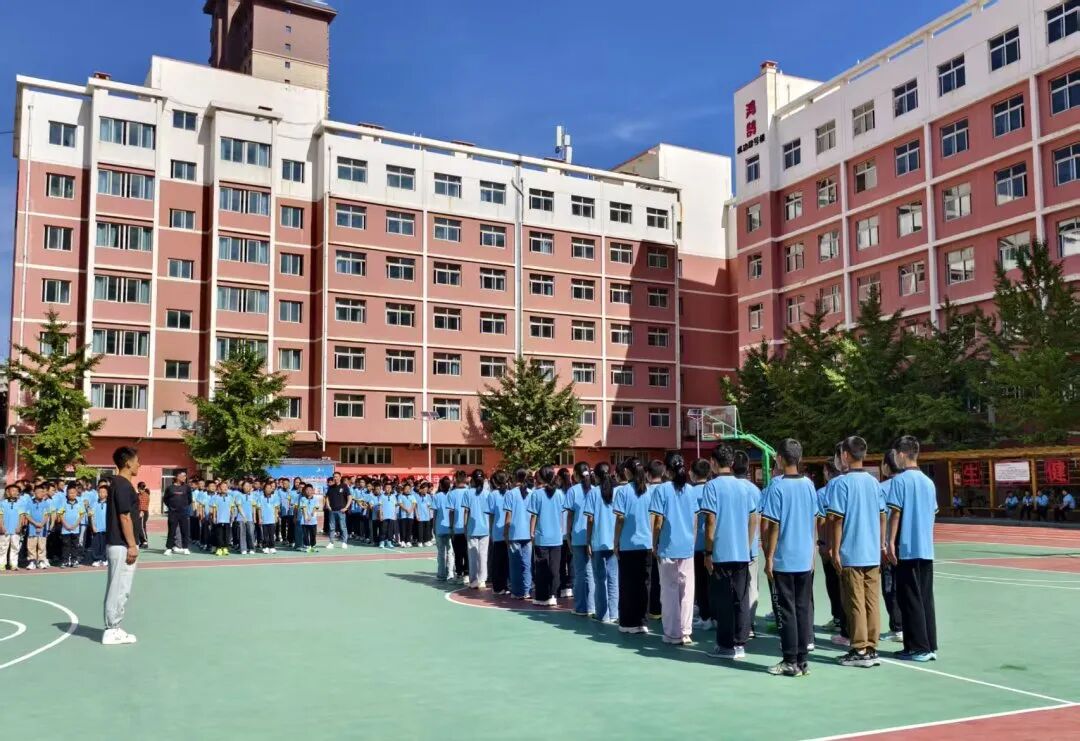 墨染青春，梦启新程——新初一年级入学教育训练汇报表演纪实