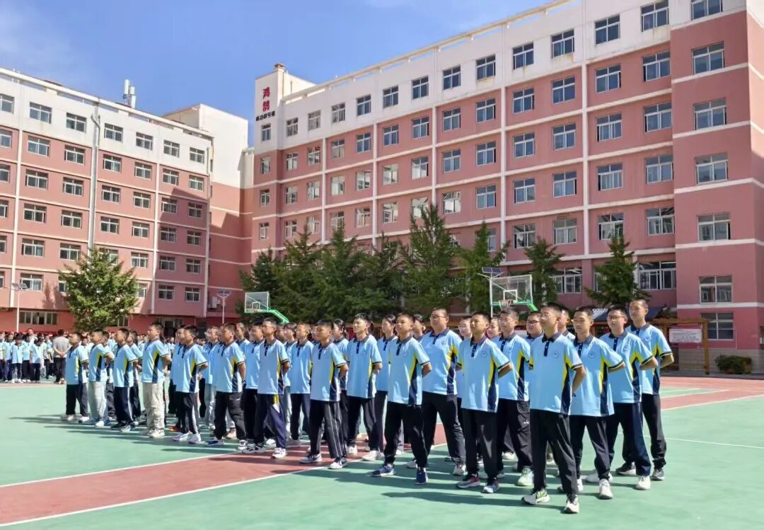 墨染青春，梦启新程——新初一年级入学教育训练汇报表演纪实