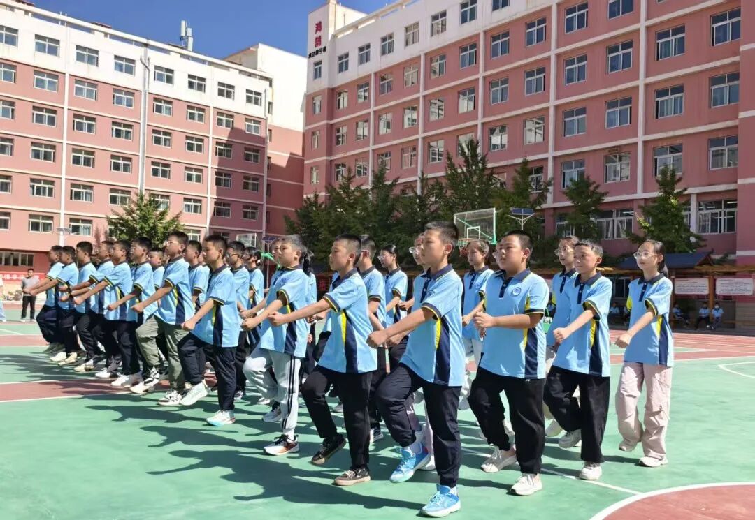 墨染青春，梦启新程——新初一年级入学教育训练汇报表演纪实