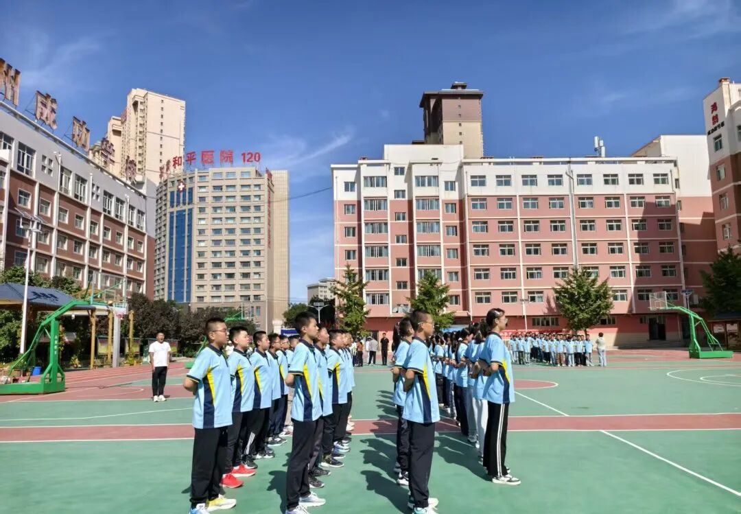 墨染青春，梦启新程——新初一年级入学教育训练汇报表演纪实