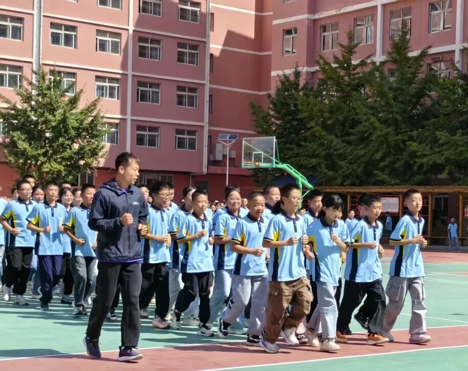 墨染青春，梦启新程——新初一年级入学教育训练汇报表演纪实