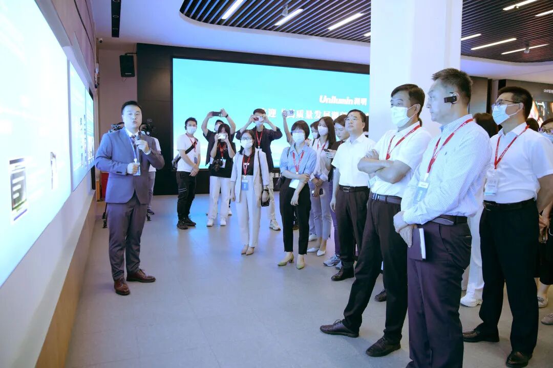 深圳市「高质量发展调研行」专家及媒体一行莅临洲明科技考察调研