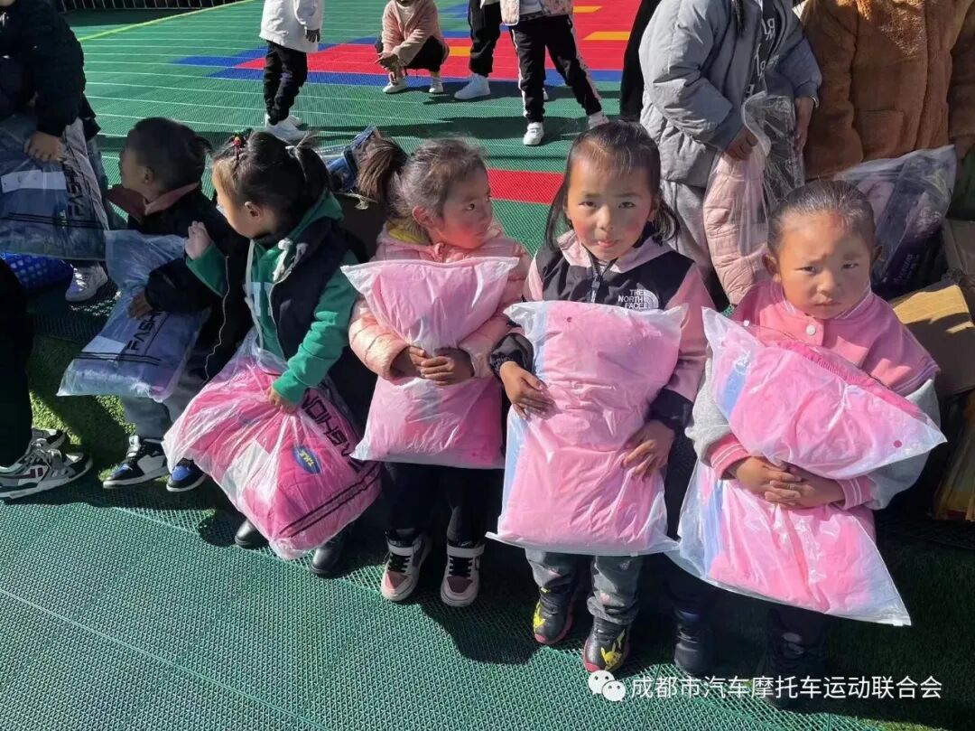 成都市汽车摩托车运动联合会开展“儿童关爱计划”公益活动