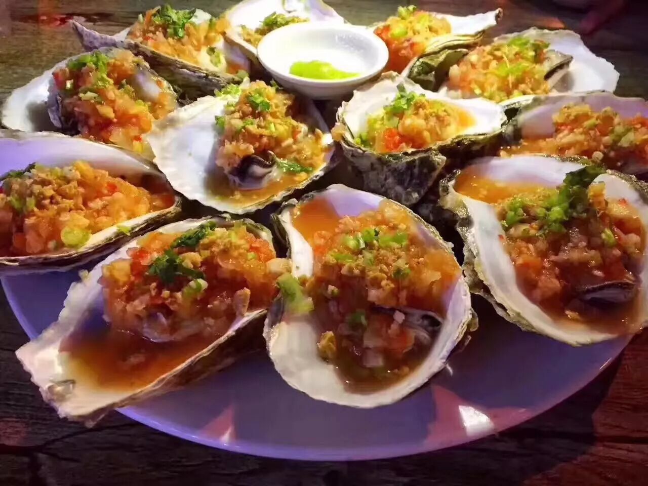 让防城街坊无法抗拒的那家烤生蚝搬到东门街啦又可以深夜放毒啦