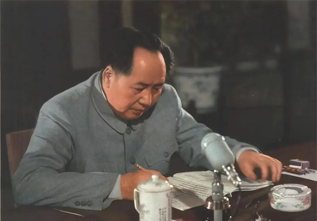 中国公认的伟人排名,近代史上公认的七位伟人都是谁？第一名毫无争议，邓公排名出乎意..
