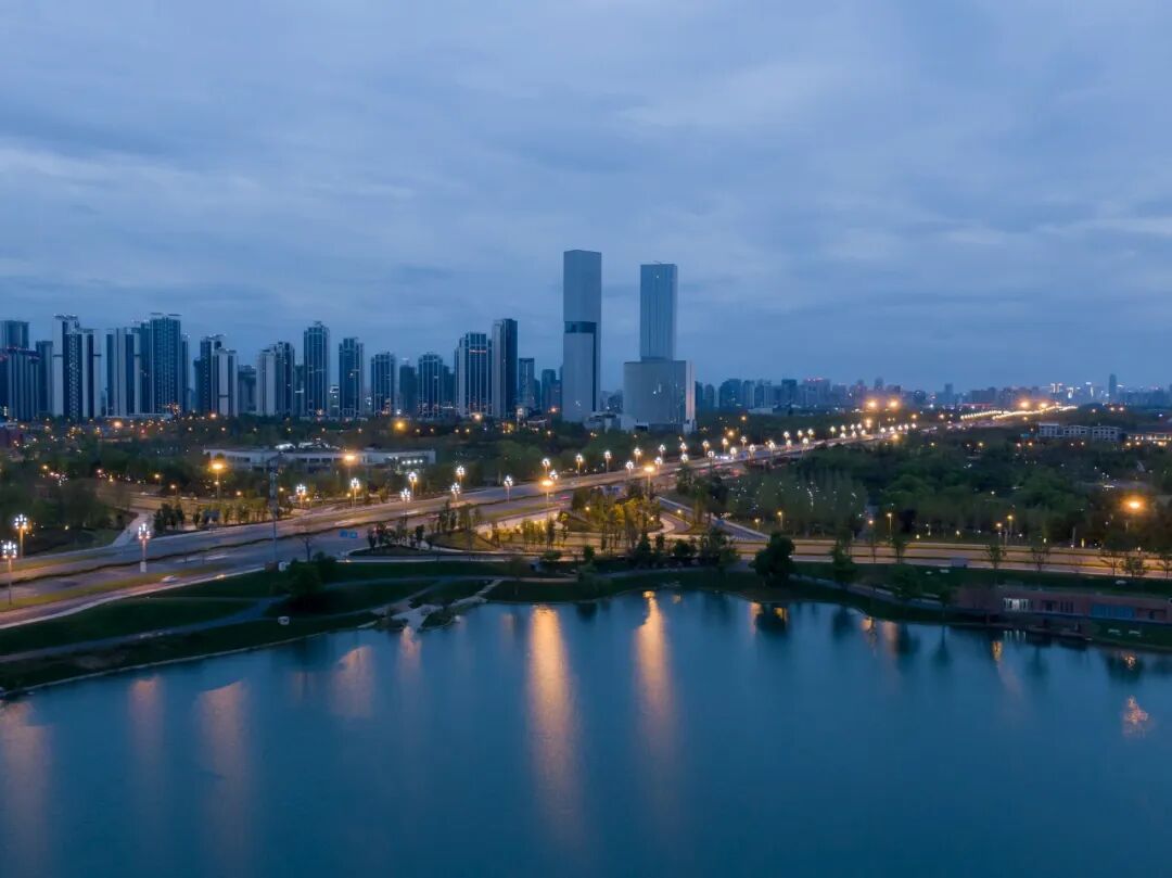 摩天之上,仰望新地标成都天府