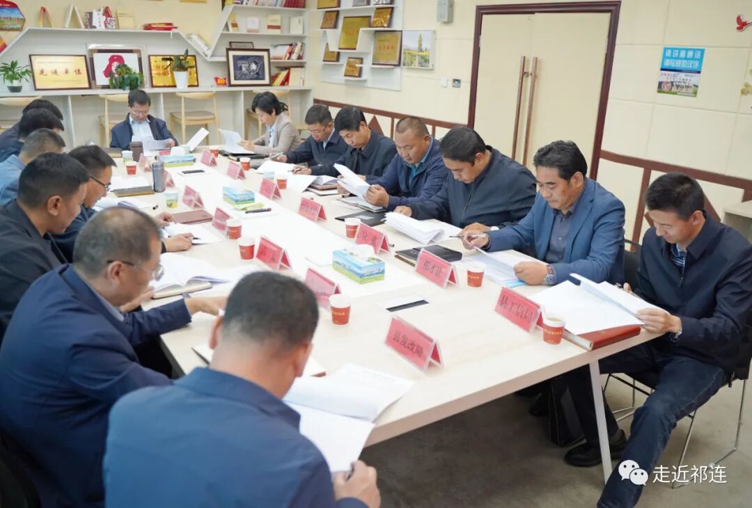 祁连县人民政府—何斌主持召开县委书记专题会