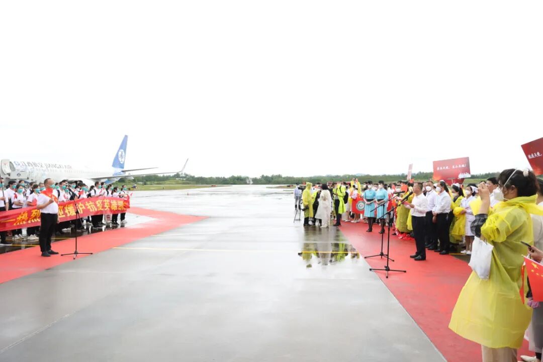 飞机落地后,机场两辆消防车在飞机两侧喷射水雾,以民航最高礼仪级别