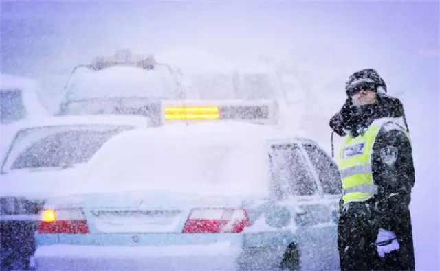 持續降雪50多個小時後 阿勒泰竟變成了這樣……
