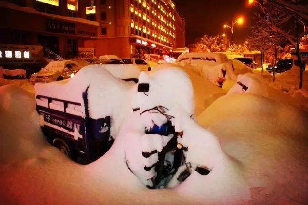 持續降雪50多個小時後 阿勒泰竟變成了這樣……