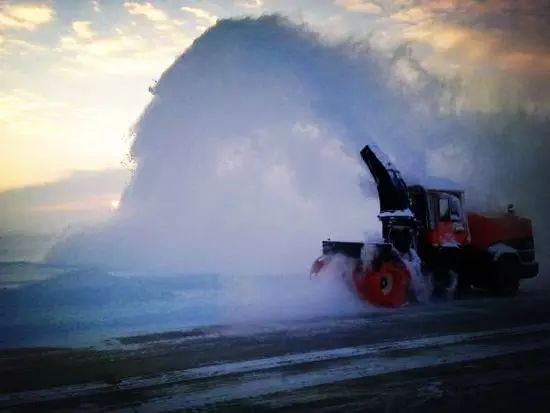 持續降雪50多個小時後 阿勒泰竟變成了這樣……