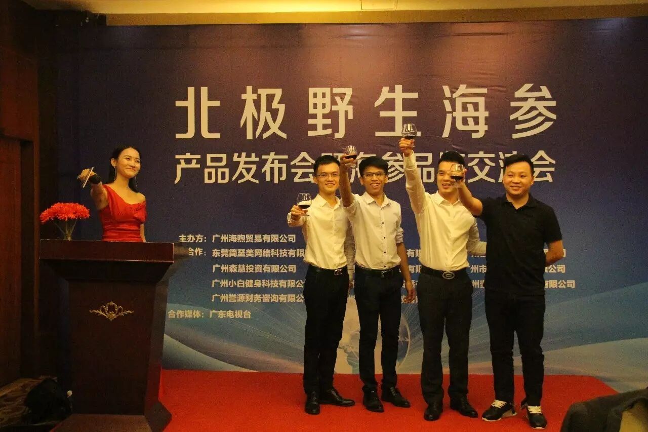 王祉若(左二),陈元林(左一)及营销顾问谢正强(右一)向各位来宾祝酒