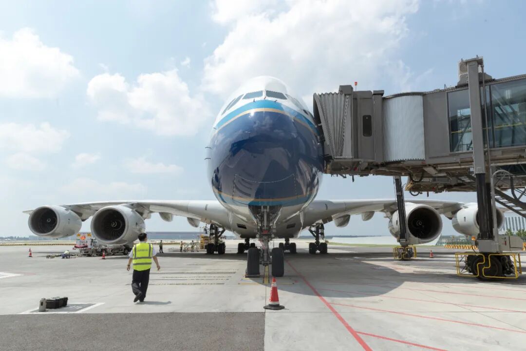 空客巨無霸A380，完成100%純喝“地溝油”燃料試飛3個小時。。。的圖1