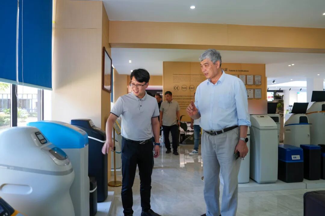 温州市山福镇政府与商会代表莅临润莱参观考察