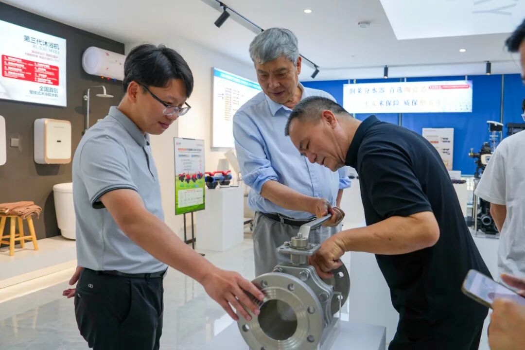 温州市山福镇政府与商会代表莅临润莱参观考察