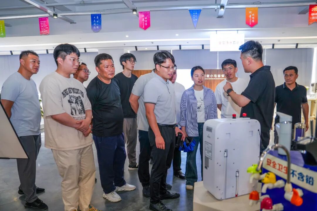 温州市山福镇政府与商会代表莅临润莱参观考察