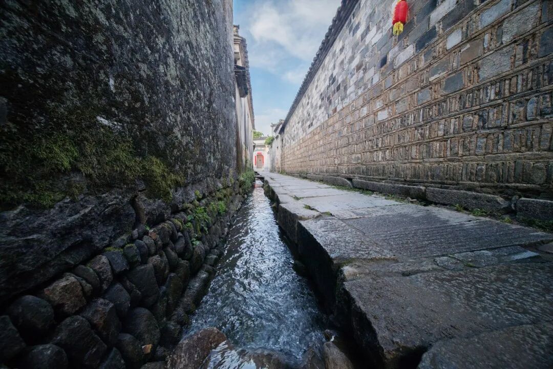小巷内潺潺流过的水圳俯瞰今天的宏村北邻雷岗山其西侧流淌羊栈溪和