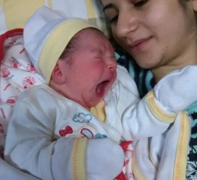 为什么剪脐带要先夹住剪脐带时，为何宝宝哇哇大哭，妈妈却没感觉？医生不小心说出实话_https://www.jmylbn.com_新闻资讯_第6张