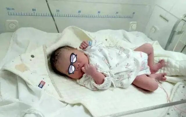 为什么剪脐带要先夹住剪脐带时，为何宝宝哇哇大哭，妈妈却没感觉？医生不小心说出实话_https://www.jmylbn.com_新闻资讯_第4张