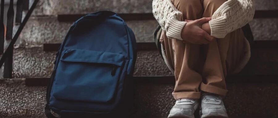 河南女孩跪地被同龄人扇耳光，校园霸凌，学校家长都有责任