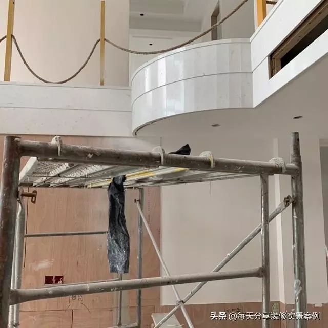 客廳地板橫鋪還是豎鋪_臥室地板橫鋪豎鋪進(jìn)門(mén)_1樓可以鋪木地板嗎