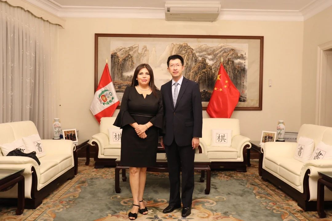 驻秘鲁大使梁宇会见秘国家移民署署长德阿吉拉